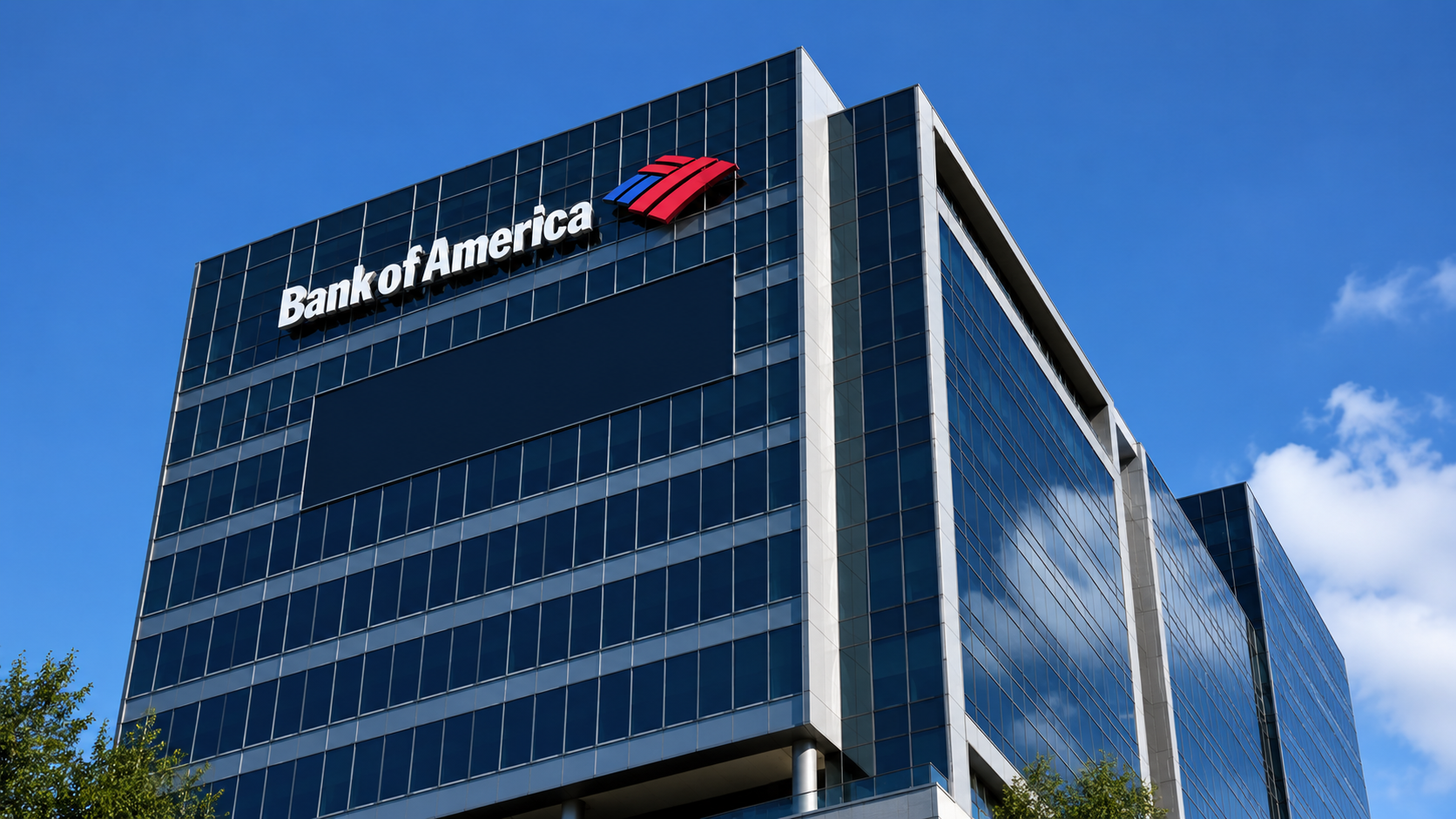 Territorio institucional en tonos navy que asciende hacia una cima iluminada por el haz ámbar del faro — Bank of America en máximos, la cima donde hoy se apoya el precio
